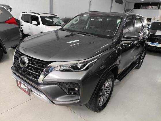 TOYOTA HILUX SW4 2.8 D-4D TURBO DIESEL SRX 4X4 AUTOMÁTICO